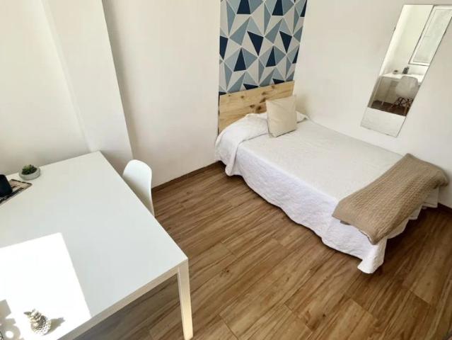 Room in a shared 3 bedroom apartment for rent in La Palmilla, Seville perfect for students and professionals