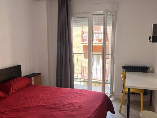Room in a shared 3 bedroom apartment for rent in Salamanca, bills included