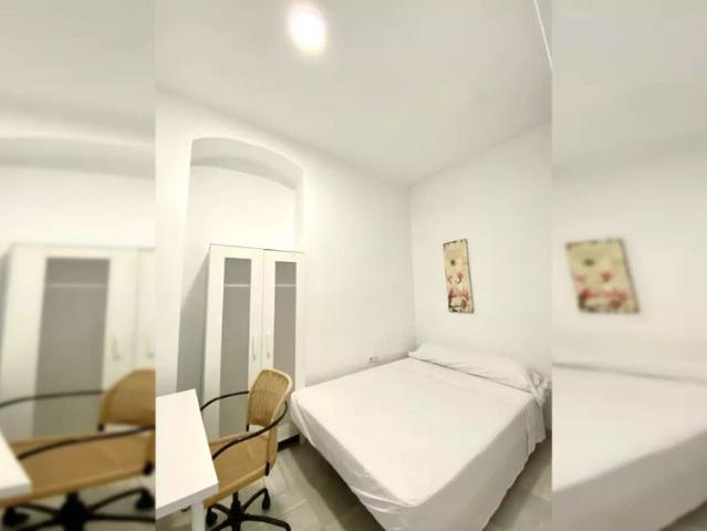 Room in a shared 3 bedroom apartment for rent in San Julián, Seville, perfect for students