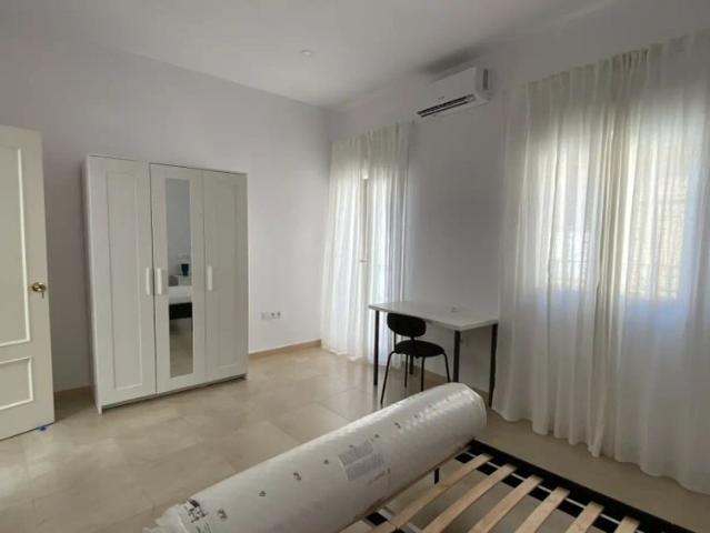 Room in a shared 3 bedroom apartment for rent in San Lorenzo, all bills included only for males, professionals and students