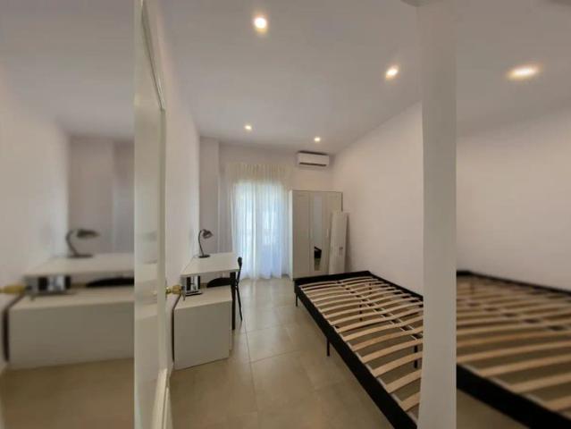 Room in a shared 3 bedroom apartment for rent in San Lorenzo, all bills included only for males, professionals and students