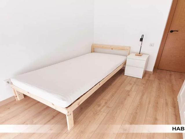 Room in a shared 3 bedroom apartment for rent in Santa María de Ordas San Nicolás, perfect for students and Erasmus