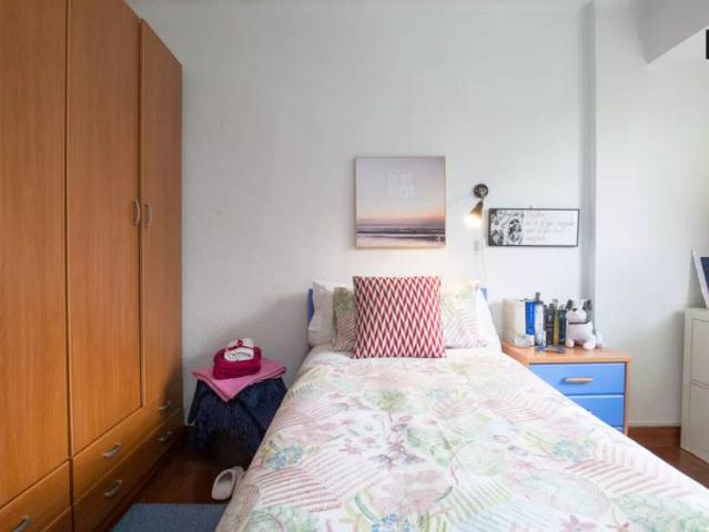 Room in a shared 3 bedroom apartment for rent in Santutxu, bills included