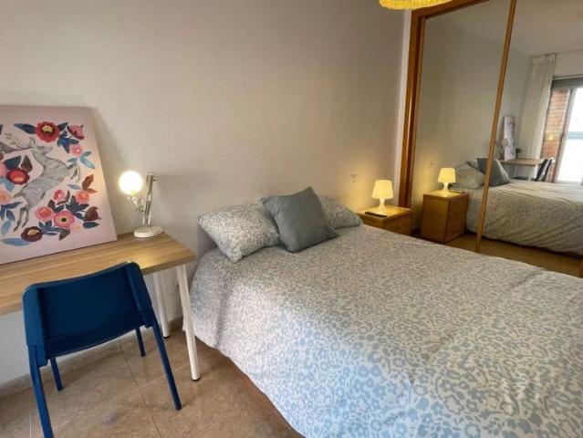 Room in a shared 3 bedroom apartment for rent in Palomeras Sureste, perfect for professionals and students