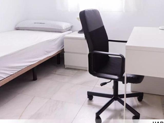 Room in a shared 3 bedroom apartment for rent in Tiro de Línea Santa Genoveva, professionals only, perfect for students