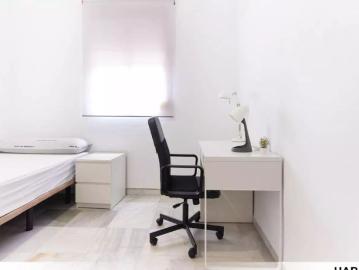 Room in a shared 3 bedroom apartment for rent in Tiro de Línea Santa Genoveva, professionals only, perfect for students