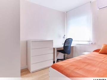 Room in a shared 3 bedroom apartment for rent in Triana, Seville