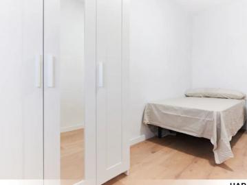 Room in a shared 3 bedroom apartment for rent in Triana