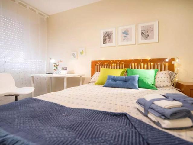 Room in a shared 3 bedroom apartment for rent in Txurdinaga, bills included, perfect for professionals or students