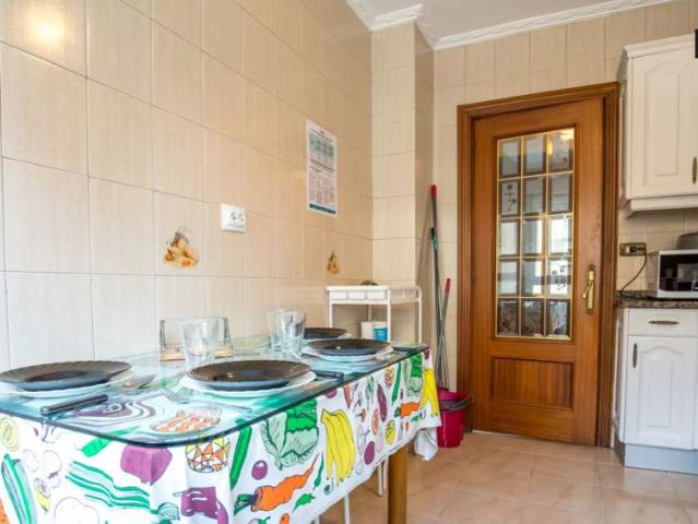 Room in a shared 3 bedroom apartment for rent in Uribarri, bills included, suitable for professionals or students