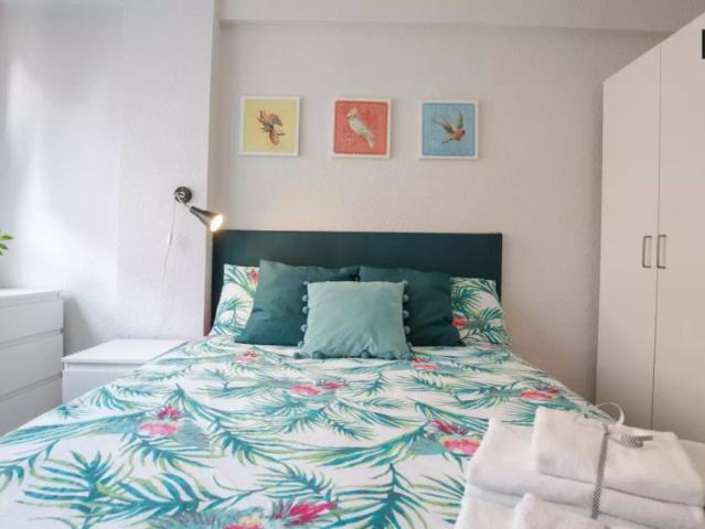 Room in a shared 3 bedroom apartment for rent in Uribarri, bills included, suitable for professionals or students