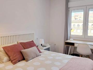 Room in a shared 3 bedroom apartment for rent in Zaragoza, perfect for women