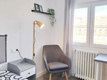 Room in a shared 3 bedroom apartment for rent in Zaragoza, perfect for women