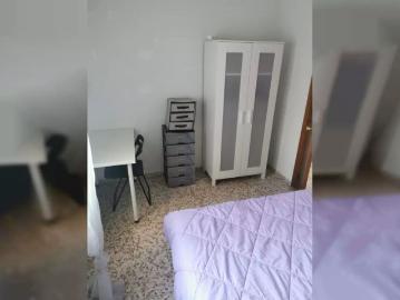 Room in a shared 4 bedroom apartment for rent in Camino de Ronda