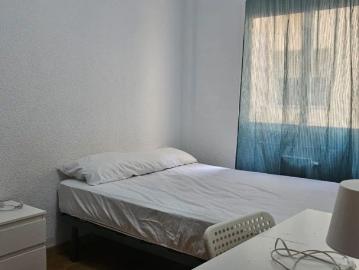 Room in a shared 4 bedroom apartment for rent in Camino de Ronda