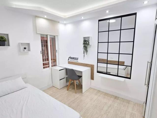 Room in a shared 4 bedroom apartment for rent in Casería de Montijo. Only females, students only