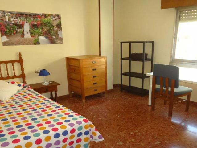 Room in a shared 4 bedroom apartment for rent in Ciudad Jardín