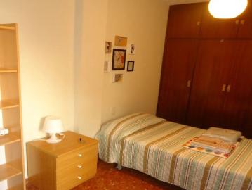 Room in a shared 4 bedroom apartment for rent in Ciudad Jardín, Córdoba
