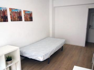 Room in a shared 4 bedroom apartment for rent in Abrantes, perfect for professionals and students