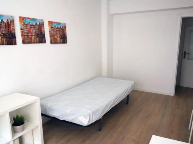 Room in a shared 4 bedroom apartment for rent in Abrantes, perfect for professionals and students