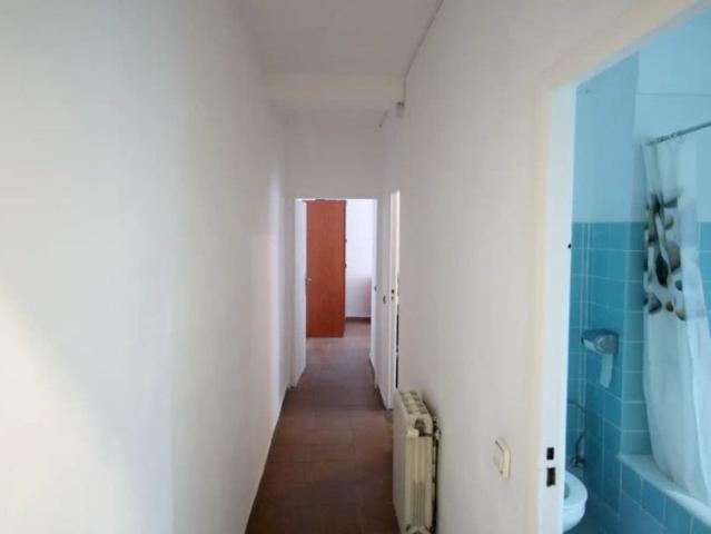 Room in a shared 4 bedroom apartment for rent in Abrantes, perfect for professionals and students