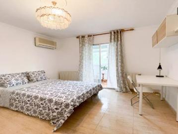 Room in a shared 4 bedroom apartment for rent in Abrantes, professionals only