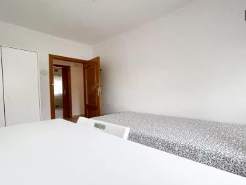 Room in a shared 4 bedroom apartment for rent in Abrantes, professionals only