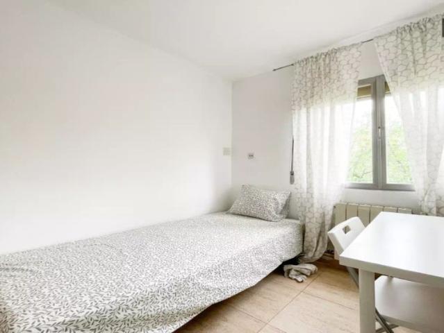 Room in a shared 4 bedroom apartment for rent in Abrantes, professionals only