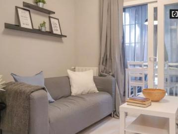 Room in a shared 4 bedroom apartment for rent in Aluche, professionals only