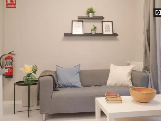 Room in a shared 4 bedroom apartment for rent in Aluche, professionals only