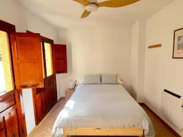 Room in a shared 4 bedroom apartment for rent in Albaycín, bills included