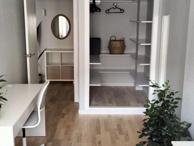 Room in a shared 4 bedroom apartment for rent in Alicante Only Females, Professionals