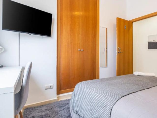 Room in a shared 4 bedroom apartment for rent in Alicante, professionals only
