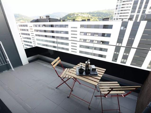 Room in a shared 4 bedroom apartment for rent in Basurtu, bills included, perfect for professionals and students
