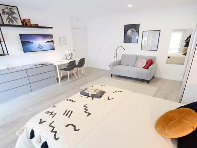 Room in a shared 4 bedroom apartment for rent in Basurtu, bills included, perfect for professionals and students
