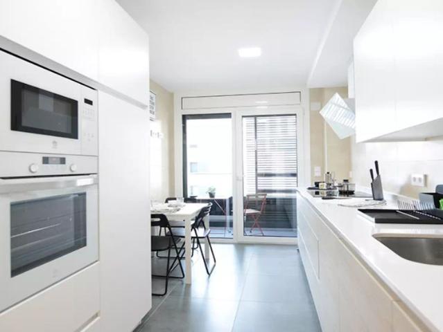 Room in a shared 4 bedroom apartment for rent in Basurtu, bills included, perfect for professionals and students