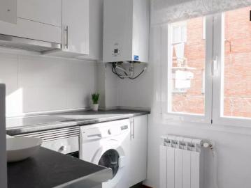 Room in a shared 4 bedroom apartment for rent in Berruguete