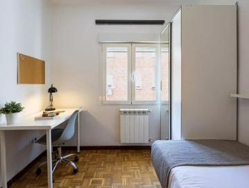 Room in a shared 4 bedroom apartment for rent in Berruguete