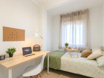 Room in a shared 4 bedroom apartment for rent in Getafe, some bills included, perfect for professionals