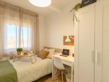 Room in a shared 4 bedroom apartment for rent in Getafe, some bills included, perfect for professionals