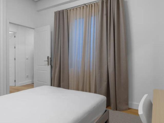 Room in a shared 4 bedroom apartment for rent in Gros, perfect for females, all bills included