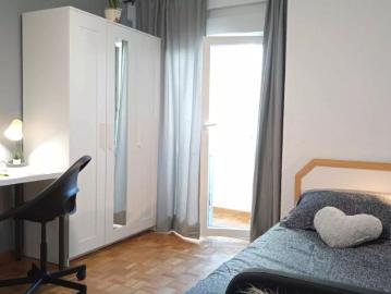 Room in a shared 4 bedroom apartment for rent in Delicias perfect for professionals and students
