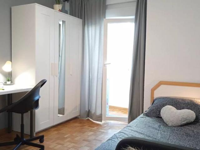 Room in a shared 4 bedroom apartment for rent in Delicias perfect for professionals and students