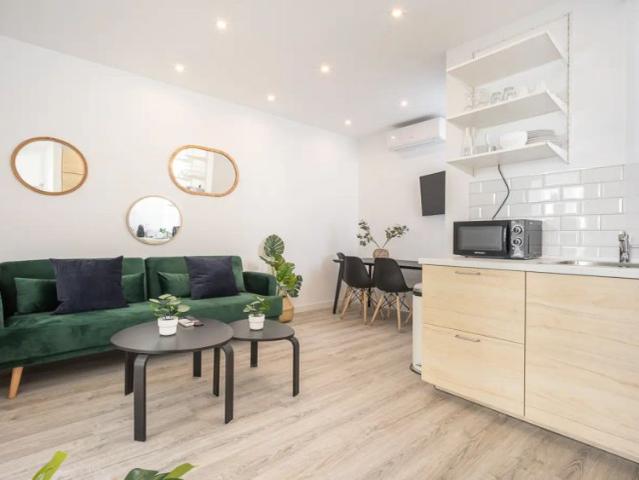 Room in a shared 4 bedroom apartment for rent in Embajadores, males only