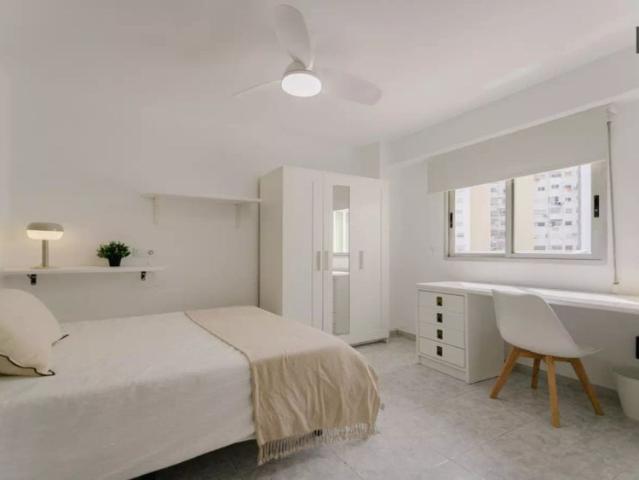Room in a shared 4 bedroom apartment for rent in El Calvari