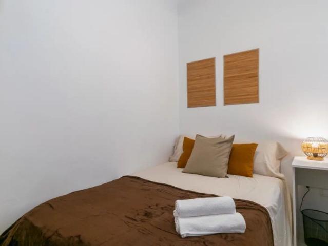 Room in a shared 4 bedroom apartment for rent in El Camp de l'Arpa del Clot