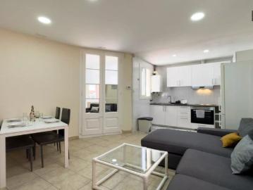 Room in a shared 4 bedroom apartment for rent in El Clot, all bills included, perfect for professionals and students