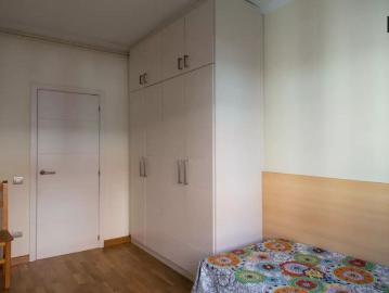 Room in a shared 4 bedroom apartment for rent in El Guinardó