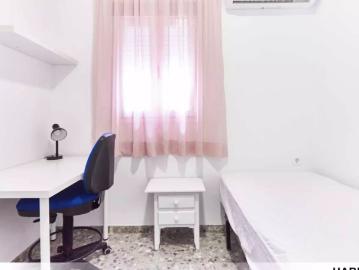 Room in a shared 4 bedroom apartment for rent in El Plantinar, Seville