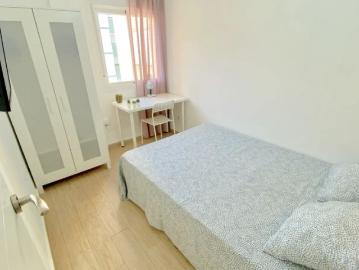 Room in a shared 4 bedroom apartment for rent in Hermandades La Carrasca, perfect for professionals and students
